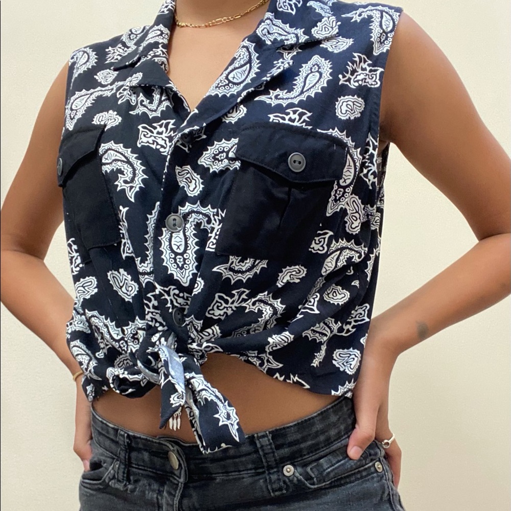 Very cute cropped w tie lightweight top